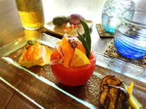 ある夏の日の前菜です。信州サーモンのマリネは完熟トマトカップで。