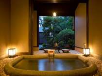 貸切風呂なでしこ。お庭を眺めながら寛ぎの時間を。贅沢なプライベート空間で別府の湯を。