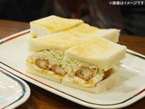 【名古屋のエビフライサンド】エビフライをオリジナルのタマゴサラダと一緒にサンドしました。