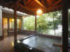 富士見屋の内湯は、露天風呂付きです。本館からは山荘のお部屋の前を通過してお進みください。