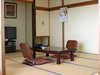 【昭和館客室例】畳に布団のお部屋でゆっくりお休みいただけます。