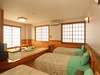 寛ぎの畳スペースと、ベッドが3台ある和洋室。グループやファミリーに人気