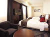 【客室】ユニバーサルツイン・部屋広さ…32㎡・宿泊人数…1～2名・ベッド幅…110cm