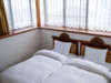 ２F　ベッドルームシングルベッドを二台でぐっすりと。翌朝には自然の光と鳥のBGMの目覚まし時計