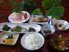 朝食は、源泉でゆでた温泉たまご、焼き魚、山菜を使った郷土料理などです。ご飯は地元産コシヒカリ米です