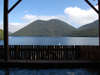 【露天風呂】源泉100％の露天風呂から、静かな湖畔とぽってりした「くちびる山」を一望　