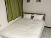 ・【302号　寝室】ダブルベッドが1台。カップルやファミリーにおすすめです。
