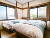 ・【寝室1】室内に窓が2つ。新鮮な空気を取り込め、気持ちの良い朝を迎えられます