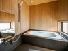 ヒノキ貼りの浴室。坪庭側には大き目の窓を設け、四季折々の景色をゆっくりと眺めて頂けます。