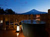 富士山を望む露天風呂付客室12.5畳　夕景