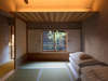 間接照明により落ち着きのある和室。京唐紙を使用した襖を開けると坪庭の景色が広がります。