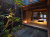 日本家屋らしい風情ある坪庭。縁側に腰掛け、優雅な時間をお過ごし下さい。