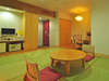 【和室】琉球畳を利用したモダンな客室です。
