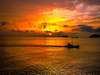 *夕日：外に出れば夕日に煌めく海原をゆっくりと漁船が行き交う、そんな風景がそこにはあります