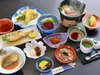 *夕食一例／会津名物の桜刺しや地元で採れる山菜・きのこを使った郷土料理。