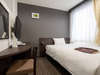 ・【シングルルーム一例】ベッド幅140cmのダブルベッドを設置
