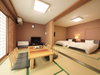 【2階和洋室】48平米の和室にベッド２台を設置した和洋室タイプのお部屋。