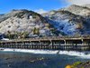 【観光情報】桜や紅葉の名所として知られる嵐山のシンボル渡月橋。冬には雪化粧をした姿を見せてくれます。