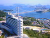 瀬戸大橋と瀬戸内海を眼下に見下ろす高台に建つ白亜のリゾートホテル