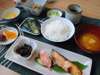 ご朝食【和食一例】 ・焼魚・のり・生たまご・納豆・小鉢・お漬物・ごはん・お味噌汁