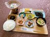葛切りが入った湯豆腐と、美味しいだし巻、可愛い小鉢が並んだ朝食プレートです！炊き立てのご飯とともに♪