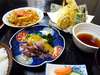 夕食は日替わり料理です。この日は天ぷら盛り合せ、野菜炒め、ホタルイカからし味噌和えです。
