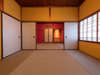 赤色や黄色で包まれた純和室造りな寝室。意匠を楽しむことができる空間です。