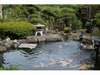 日本庭園　玄関入ってすぐ、窓越しに広がる庭園。中央にある池には鯉が優雅に泳いでおります。