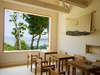 お洒落なカフェのようなダイニングルームです。漆喰の壁に琉球石灰岩の床とすべて白で統一されております。