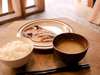 静岡お米と地元の食材を使ったこだわりの味噌汁。お好みで干物を買ってグリルで焼いて食べられます。