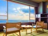 【標準和室10畳】窓辺のイスにゆったりと座り、海を眺める♪
