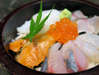 【海鮮丼】海鮮丼はごはんは少なめ、旬のお魚がいっぱい!の海鮮丼です。