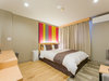・【スタンダードダブル】160cm幅ベッドのお部屋　グラジオスイメージの鮮やかなパネルが印象的