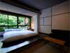 七：２Fスタンダード客室窓からは箱根の自然がのぞきます。