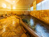 【大浴場】無色透明で湯の花が舞う温泉は、地域の中でも泉質が濃いと好評！