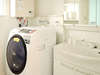 ・＜洗面所＞便利な鏡付きの洗面台。横には洗濯機が設置されています