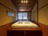 2階「八百」の弁柄色の米杉（べいすぎ）天井で落ち着いた雰囲気の洋寝室。