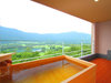 客室露天風呂一例（桧：305織姫）。箱根外輪山やイタリ池を眺めながら、ゆったりとお寛ぎください。