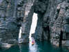蘇洞門　日本海の荒波によって作られた奇岩、洞門、洞窟が荘厳な景観をなします。