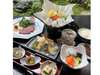 夕食　お造りや鍋物等、季節替わりの会席を堪能できる。京都の四季を感じる食事をお楽しみください。 