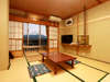 落ち着いた日本間のお部屋です。窓枠に入りきれないほどの大きな富士山が望めます。