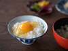 新鮮卵と北海道産米にこだわった「たまごかけごはん」お味噌汁・お漬物（ごはんのお供）と一緒にどうぞ♪
