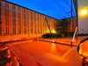 宿泊者専用温泉【福寿】の露天。星空と黄金色の湯のコントラストが美しい。