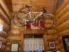*玄関にはカナダの国旗と自転車を飾っています。当ろっぢは本格的カナディアンログハウスです。