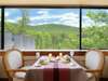 【レストラン】窓の外に広がる富士の裾野の大自然を眺めながら、ふたりだけの優雅な朝をお愉しみください。