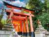 千本鳥居で有名な伏見稲荷大社。711 年に建立された山腹の神社です。