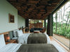 ・【Villaツイン 50平米】隈研吾氏デザインのモダンな客室。天井の薪に癒されます