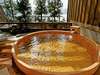 檜造りの天然温泉貸切露天風呂「瑠璃」波の音がリラックス効果を高めてくれます。　