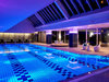 3階「フィットネスクラブ 」屋内プール時間帯によって、雰囲気が変わるプールで優雅なひとときを。