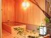 【松風庵特別室:紫雲】総ヒノキ造りの贅沢なお風呂でございます。贅沢な源泉かけ流しをお楽しみ頂けます。